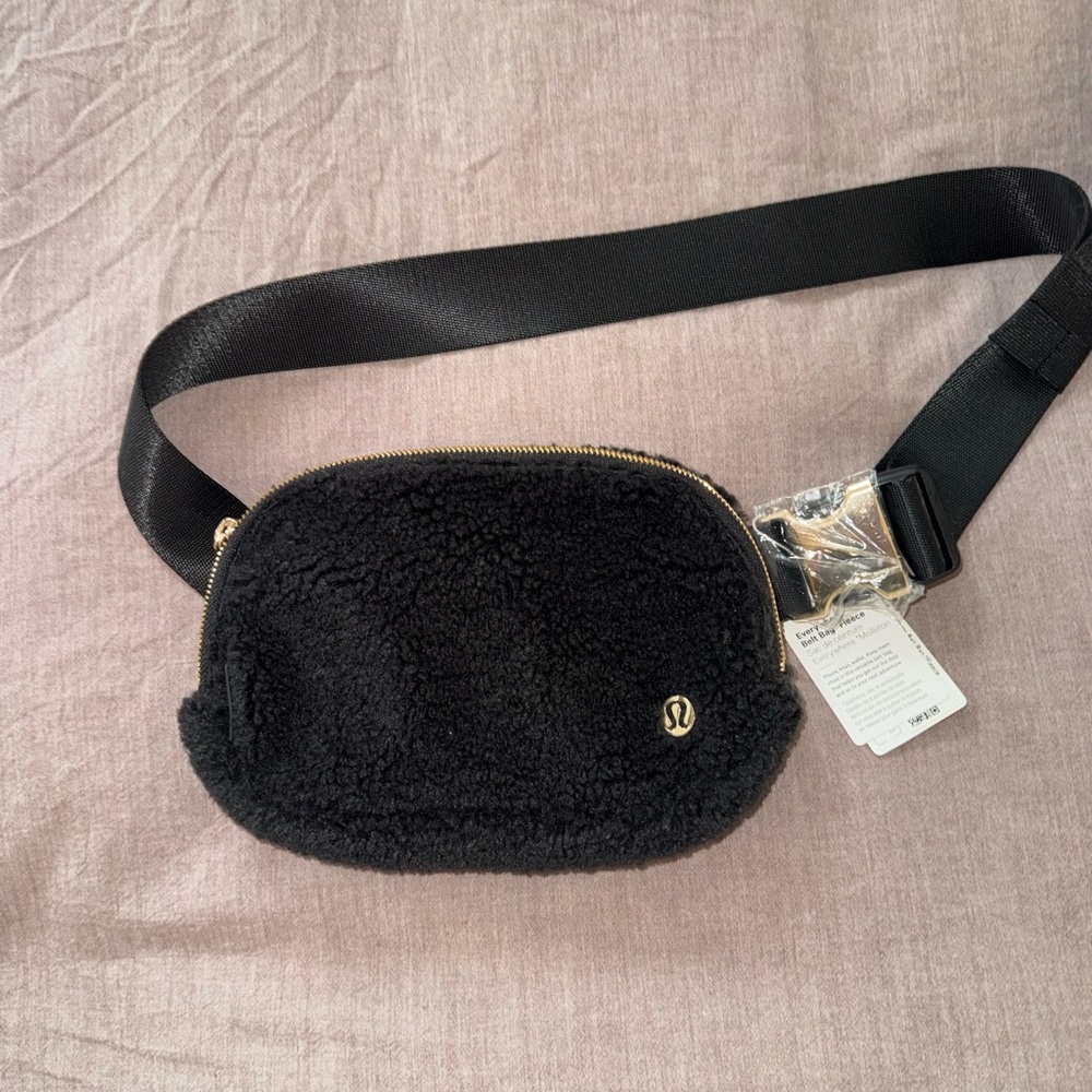 Lululemon Everywhere Black Sherpa Belt Bag